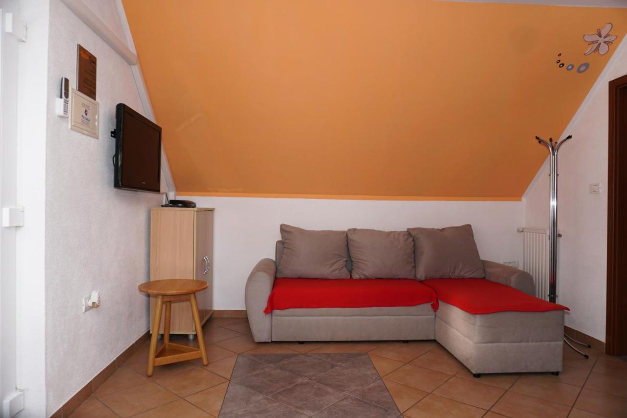 Apartment Ozebek Церкно Екстериор снимка
