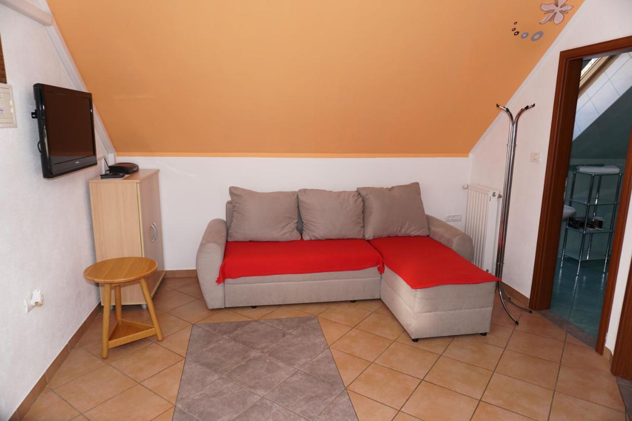 Apartment Ozebek Церкно Екстериор снимка